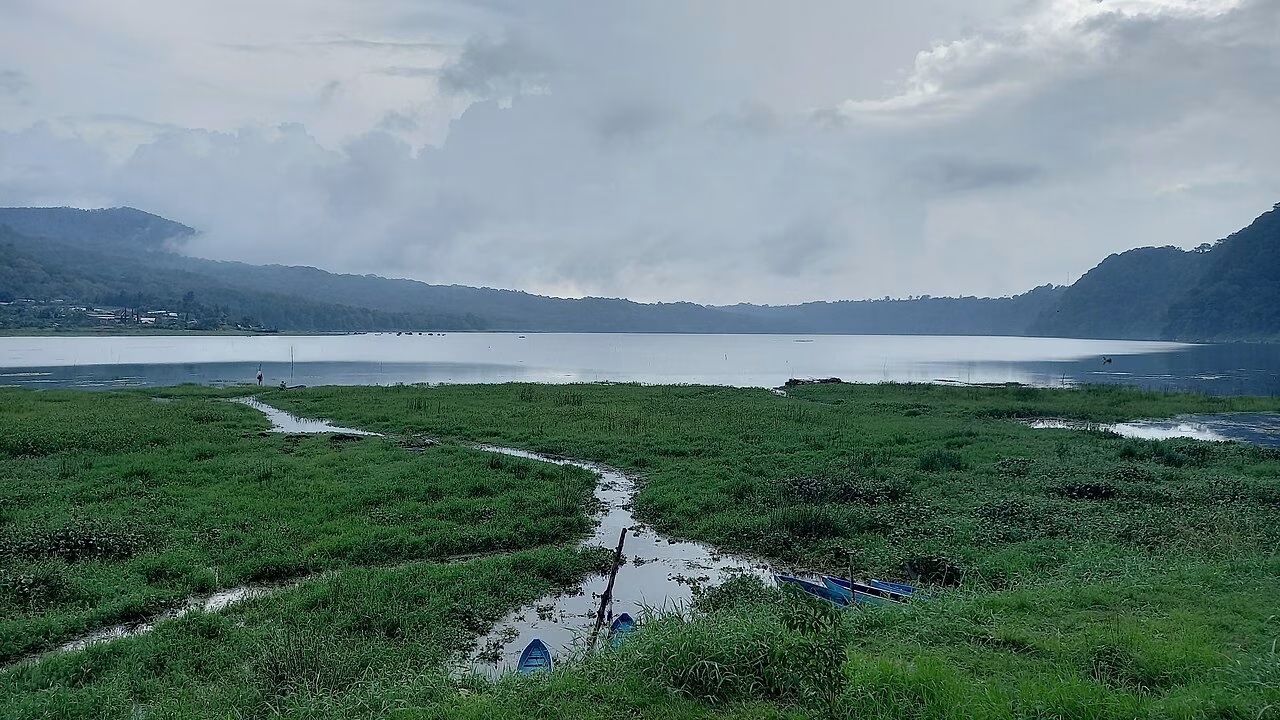 Lake Buyan gallery image 2