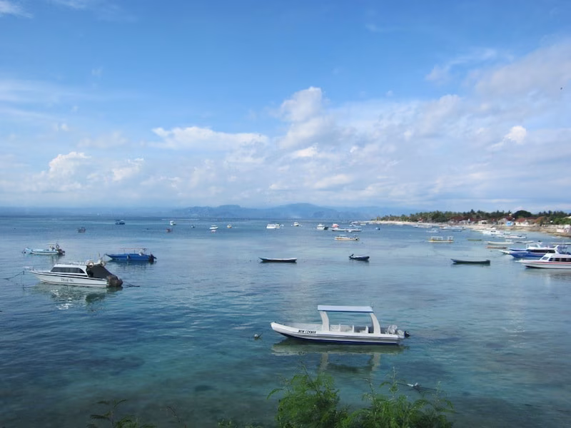Mushroom Bay shoreline on Nusa Lembongan